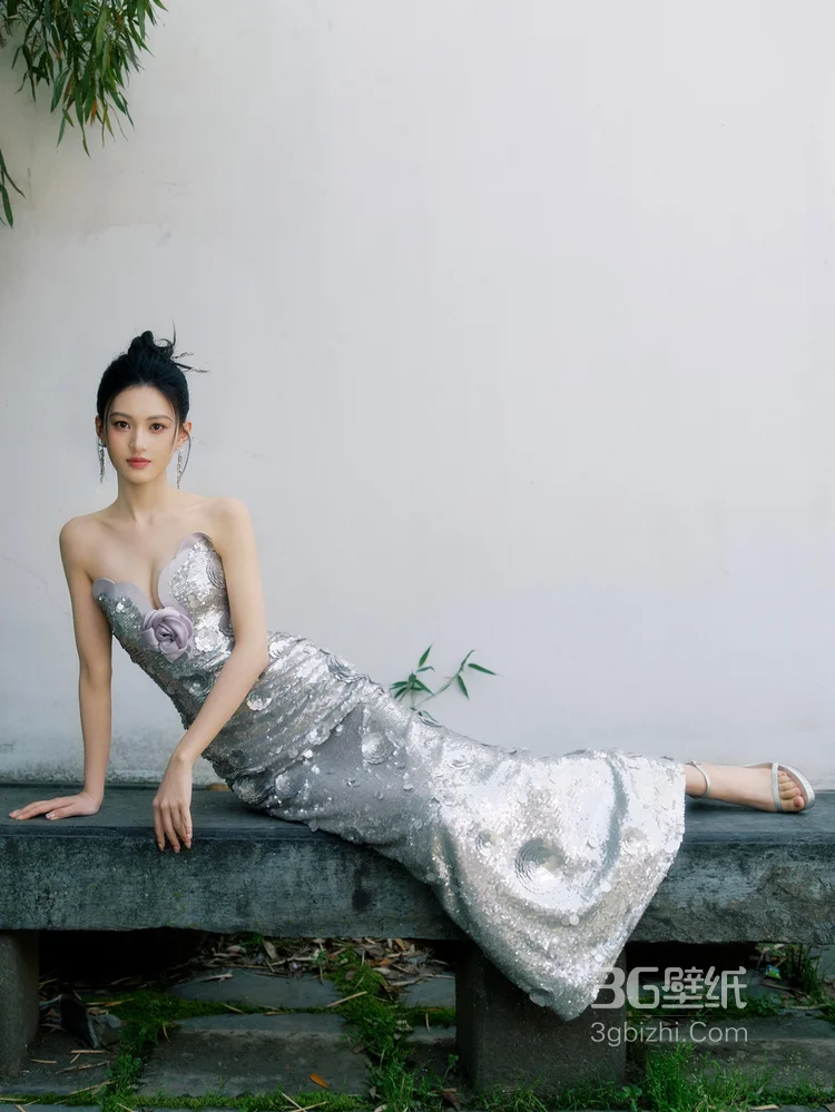 沈羽洁一袭银色抹胸鱼尾礼服江南风写真，山水湖泊中，尽显优雅华丽12