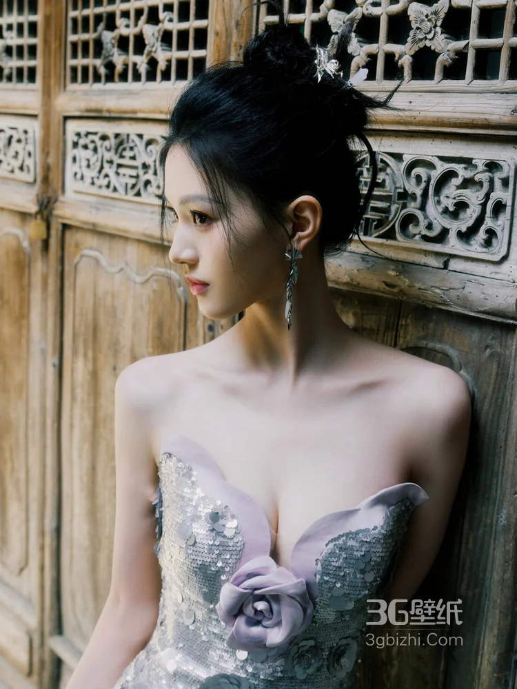 沈羽洁一袭银色抹胸鱼尾礼服江南风写真，山水湖泊中，尽显优雅华丽10