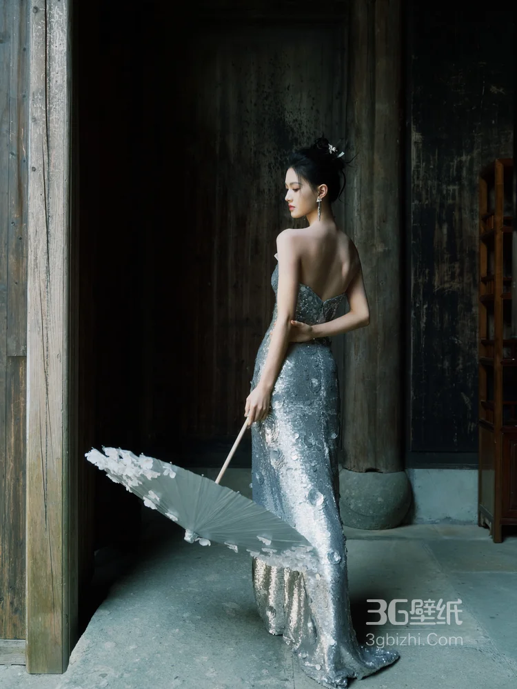 沈羽洁一袭银色抹胸鱼尾礼服江南风写真，山水湖泊中，尽显优雅华丽7
