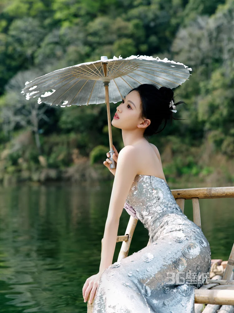 沈羽洁一袭银色抹胸鱼尾礼服江南风写真，山水湖泊中，尽显优雅华丽5