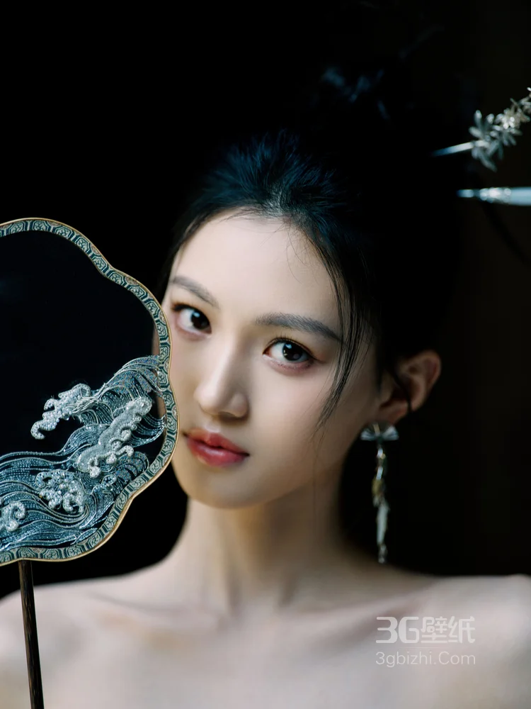 沈羽洁一袭银色抹胸鱼尾礼服江南风写真，山水湖泊中，尽显优雅华丽4