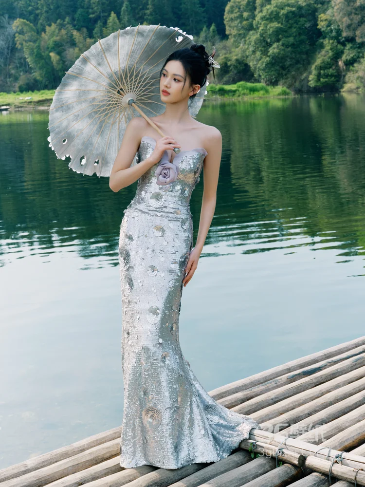沈羽洁一袭银色抹胸鱼尾礼服江南风写真，山水湖泊中，尽显优雅华丽6