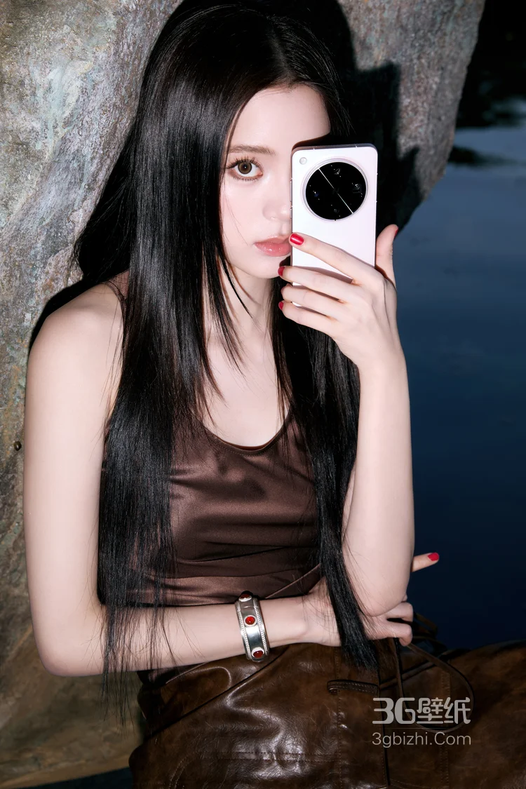 欧阳娜娜棕色系皮裙皮裤穿搭，户外瀑布时尚个性写真图片8