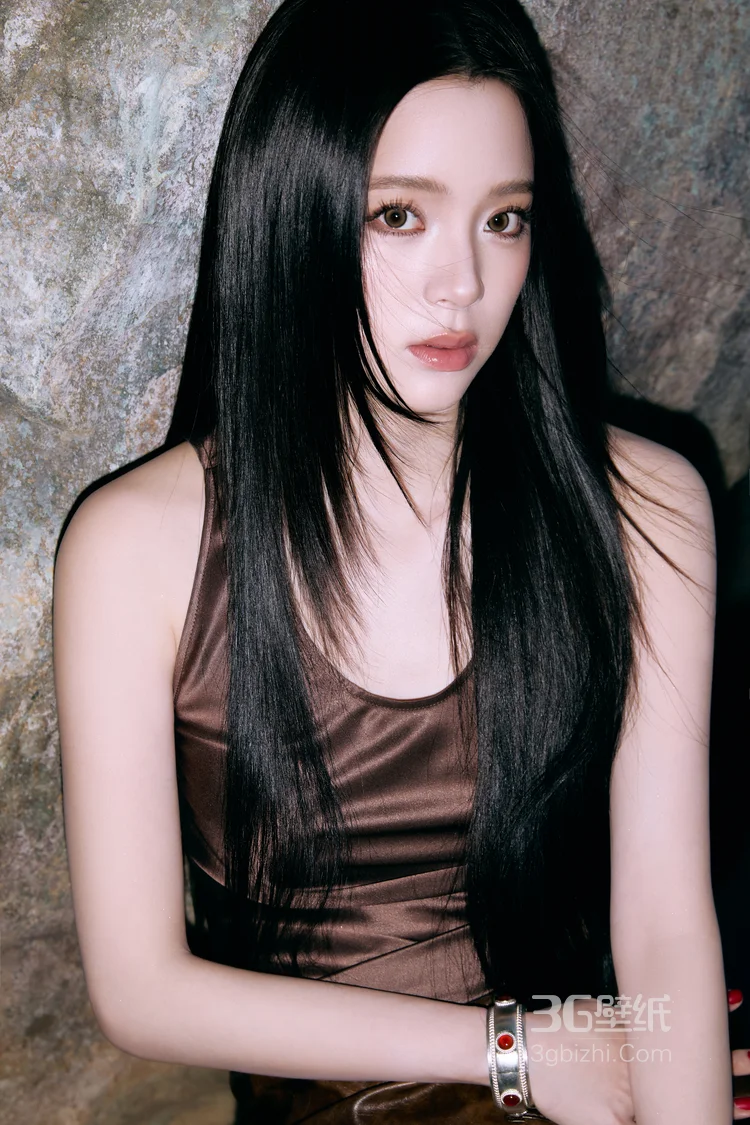 欧阳娜娜棕色系皮裙皮裤穿搭,户外瀑布时尚个性写真图片9