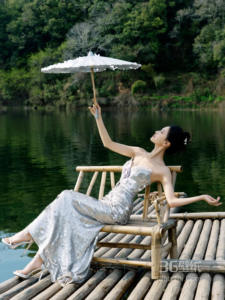 沈羽洁一袭银色抹胸鱼尾礼服江南风写真，山水湖泊中，尽显优雅华丽11