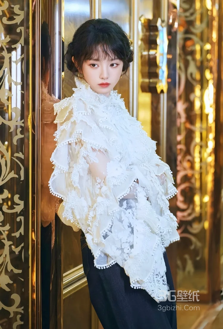 田曦薇法式复古风白色上衣搭配深蓝色牛仔裤休闲随性照片5