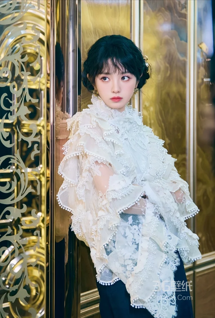 田曦薇法式复古风白色上衣搭配深蓝色牛仔裤休闲随性照片3