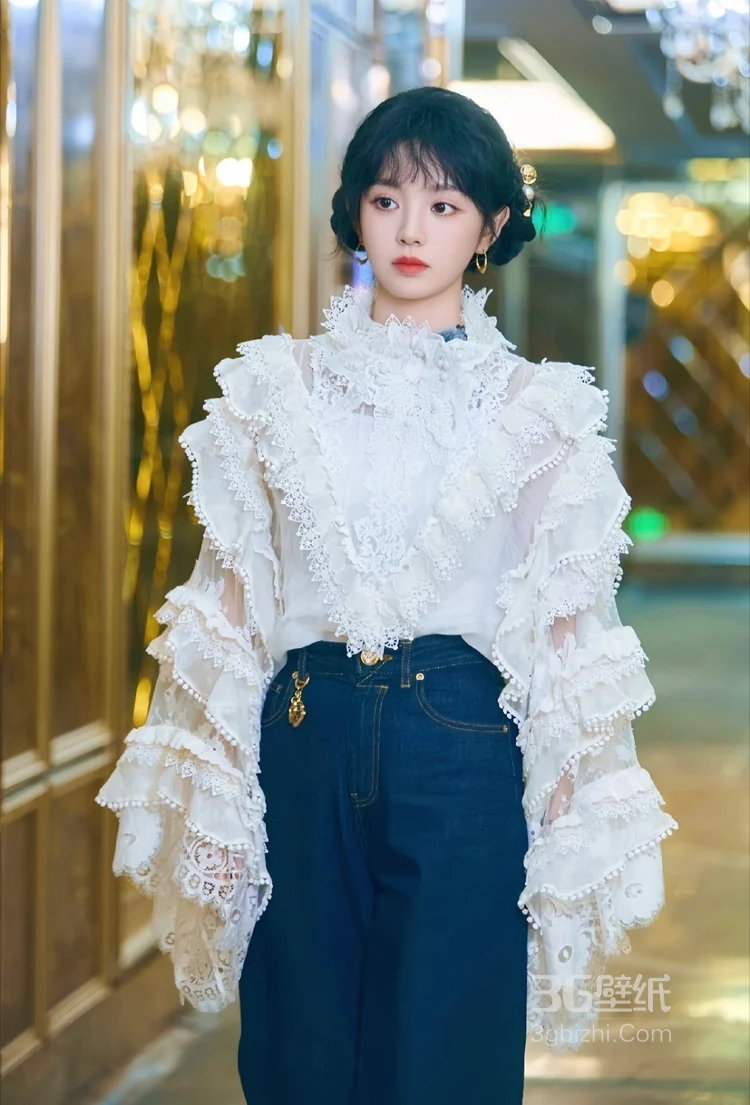 田曦薇法式复古风白色上衣搭配深蓝色牛仔裤休闲随性照片4