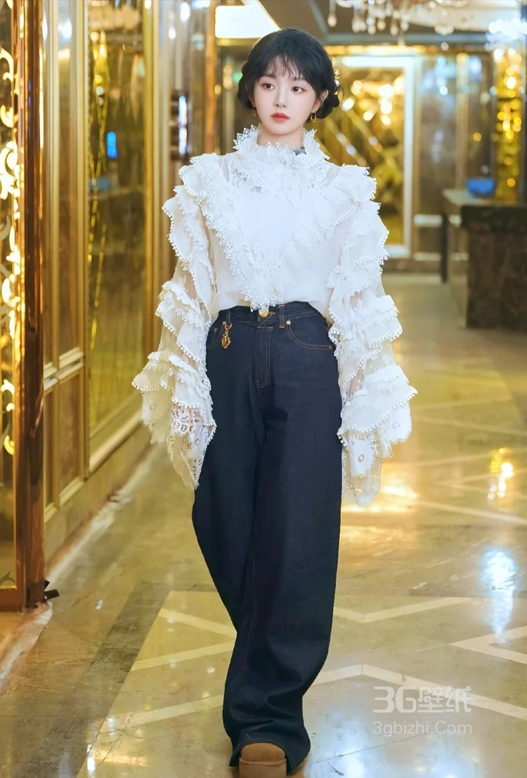 田曦薇法式复古风白色上衣搭配深蓝色牛仔裤休闲随性照片6