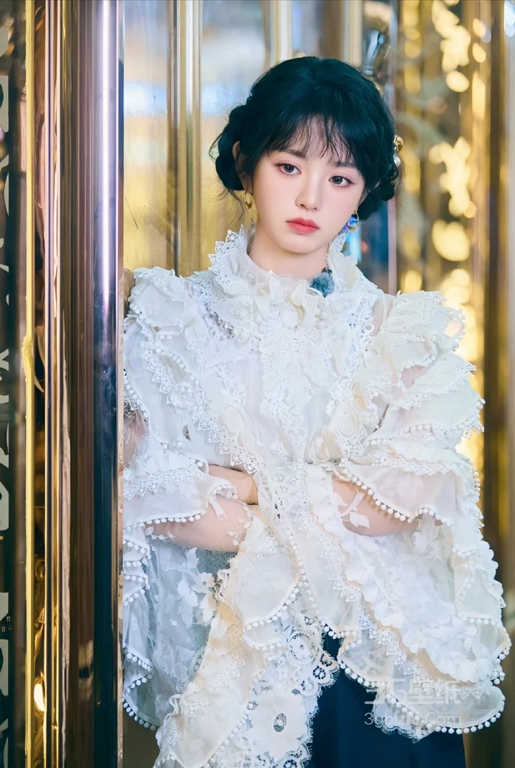 田曦薇法式复古风白色上衣搭配深蓝色牛仔裤休闲随性照片2