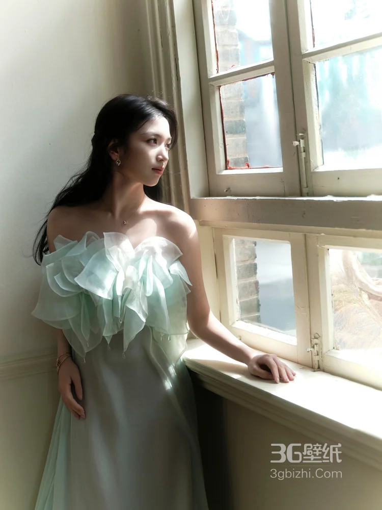  代露娃一袭淡蓝色露肩长裙，甜美与优雅的荷叶边设计，与斑驳背景墙面，尽显复古温婉气质5