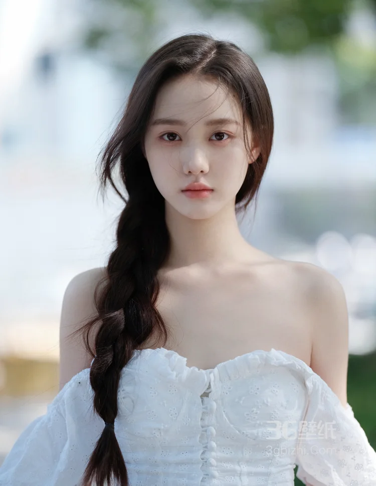 美女李瑜白色露肩连衣裙温婉甜美写真，感受春天到夏天之间的温暖4