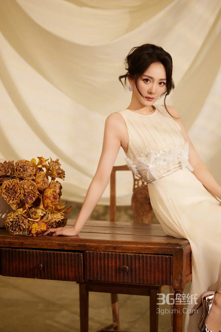 杨幂米白色无袖连衣裙，搭配精致装饰，凸显细节之美，尽显优雅气质写真套图2