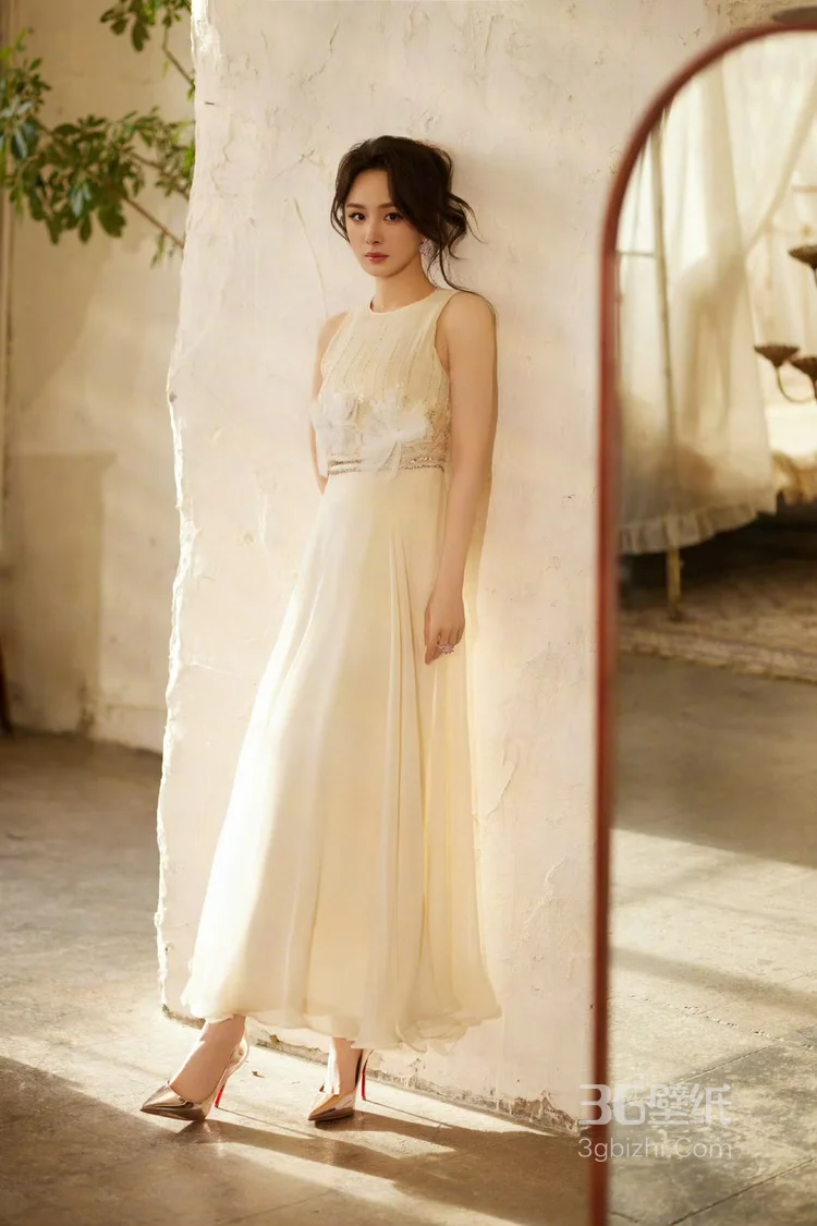 杨幂米白色无袖连衣裙，搭配精致装饰，凸显细节之美，尽显优雅气质写真套图16