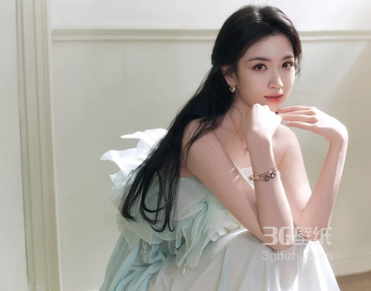  代露娃一袭淡蓝色露肩长裙，甜美与优雅的荷叶边设计，与斑驳背景墙面，尽显复古温婉气质2