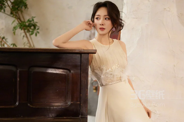 杨幂米白色无袖连衣裙，搭配精致装饰，凸显细节之美，尽显优雅气质写真套图13