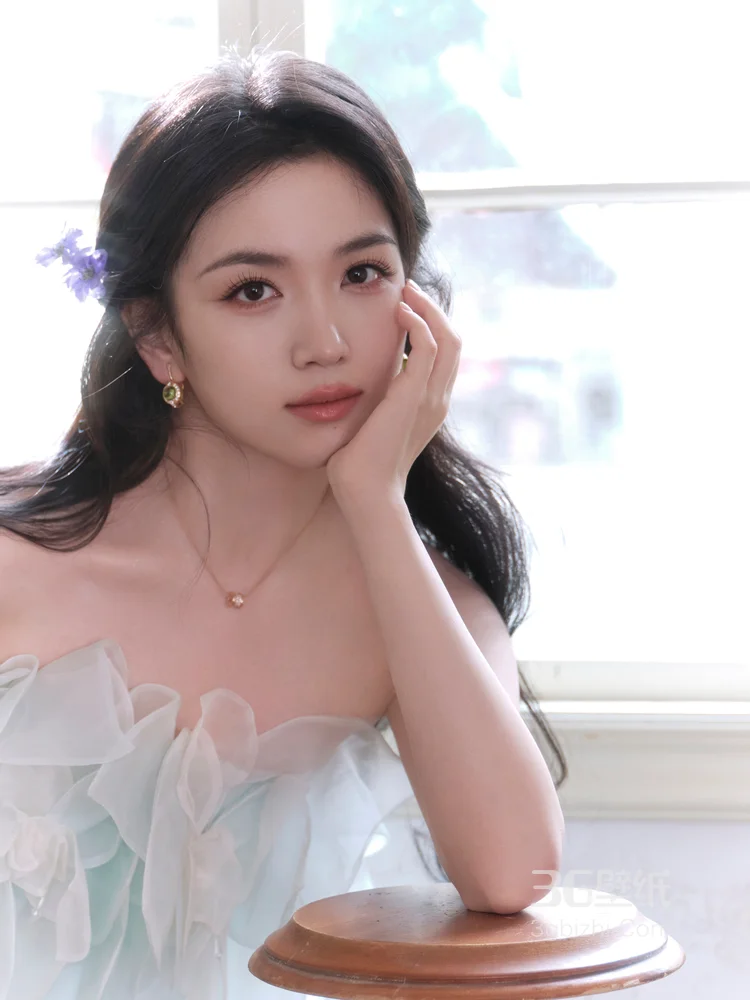  代露娃一袭淡蓝色露肩长裙，甜美与优雅的荷叶边设计，与斑驳背景墙面，尽显复古温婉气质10