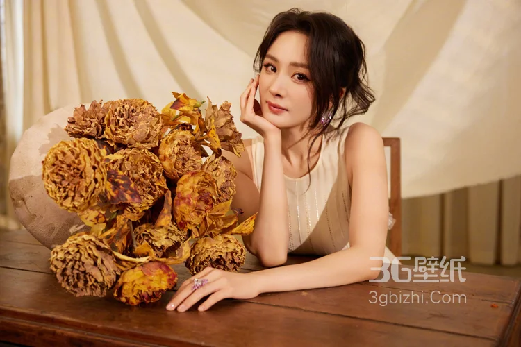 杨幂米白色无袖连衣裙，搭配精致装饰，凸显细节之美，尽显优雅气质写真套图11