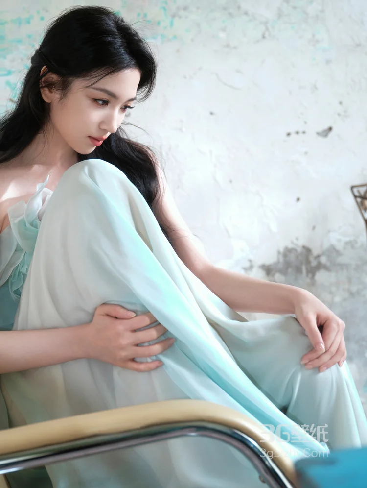  代露娃一袭淡蓝色露肩长裙，甜美与优雅的荷叶边设计，与斑驳背景墙面，尽显复古温婉气质11