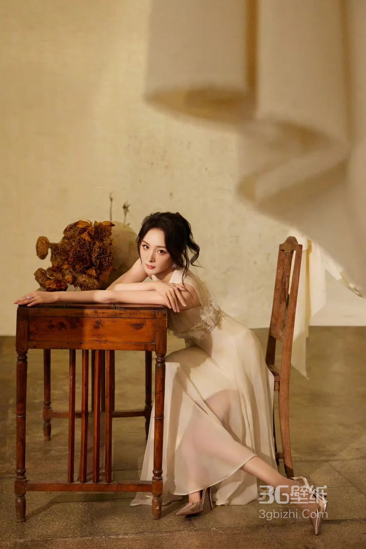 杨幂米白色无袖连衣裙，搭配精致装饰，凸显细节之美，尽显优雅气质写真套图3