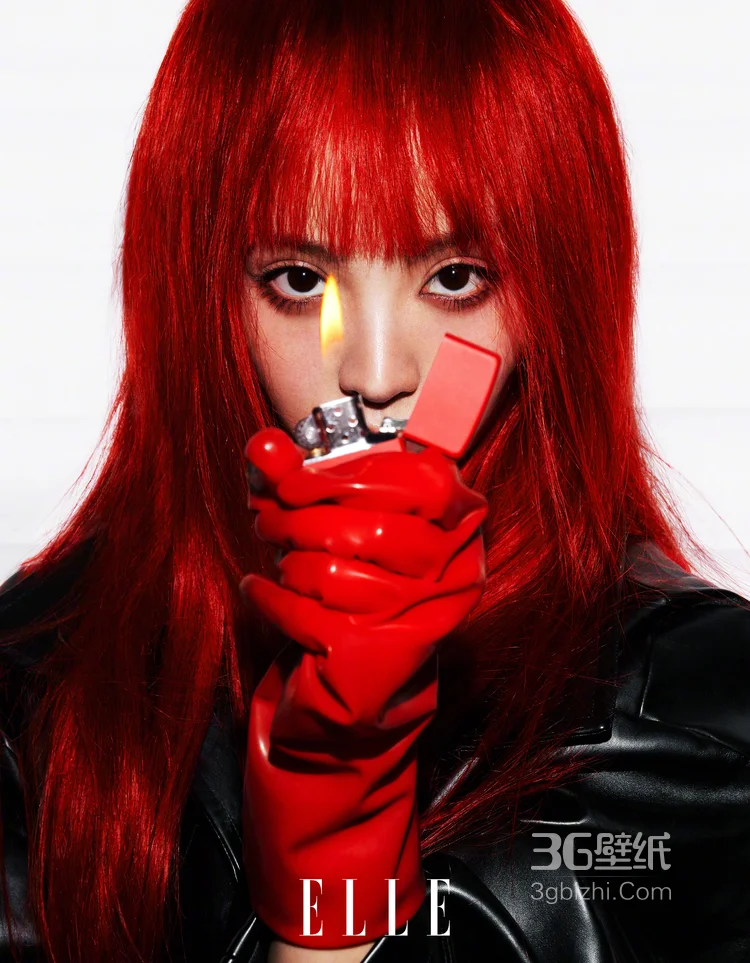 田曦薇红发夺目，身着无袖连衣裙个性俏皮冷艳写真，展现甜妹的另外一面7