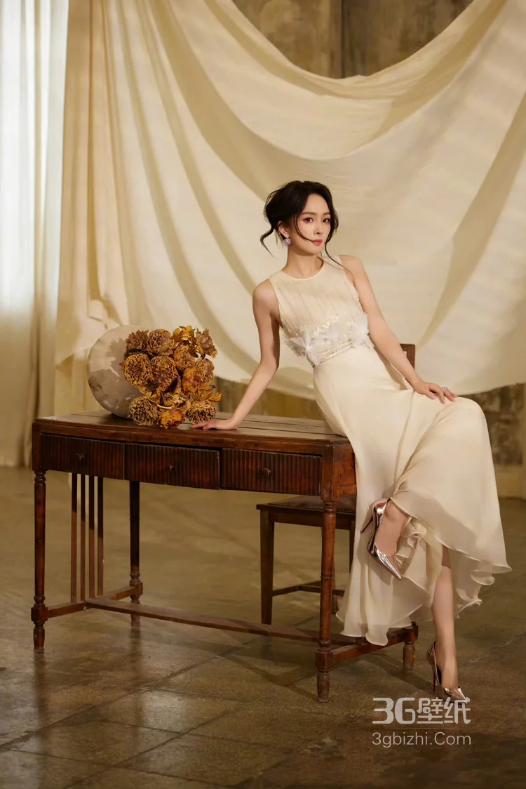 杨幂米白色无袖连衣裙，搭配精致装饰，凸显细节之美，尽显优雅气质写真套图7
