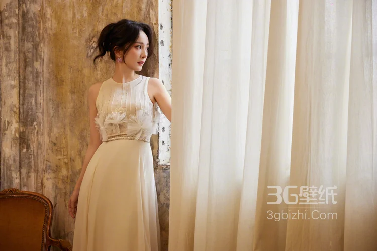 杨幂米白色无袖连衣裙，搭配精致装饰，凸显细节之美，尽显优雅气质写真套图15