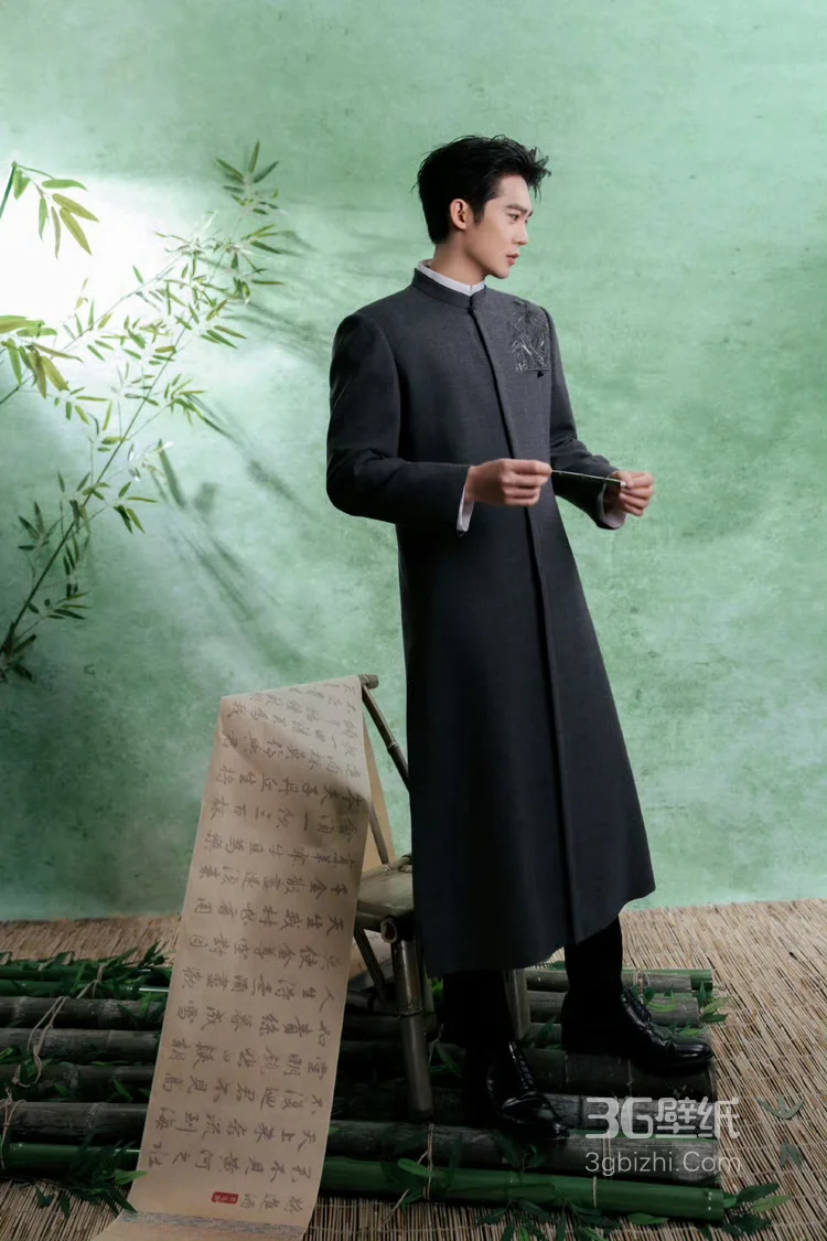 于适丁香诗会造型图集，身着郭培新中式长外套，英挺俊朗的国风少年，带着气韵潇洒风度5