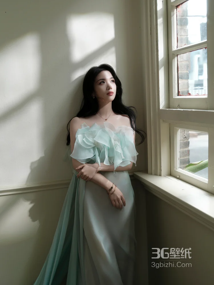  代露娃一袭淡蓝色露肩长裙，甜美与优雅的荷叶边设计，与斑驳背景墙面，尽显复古温婉气质4