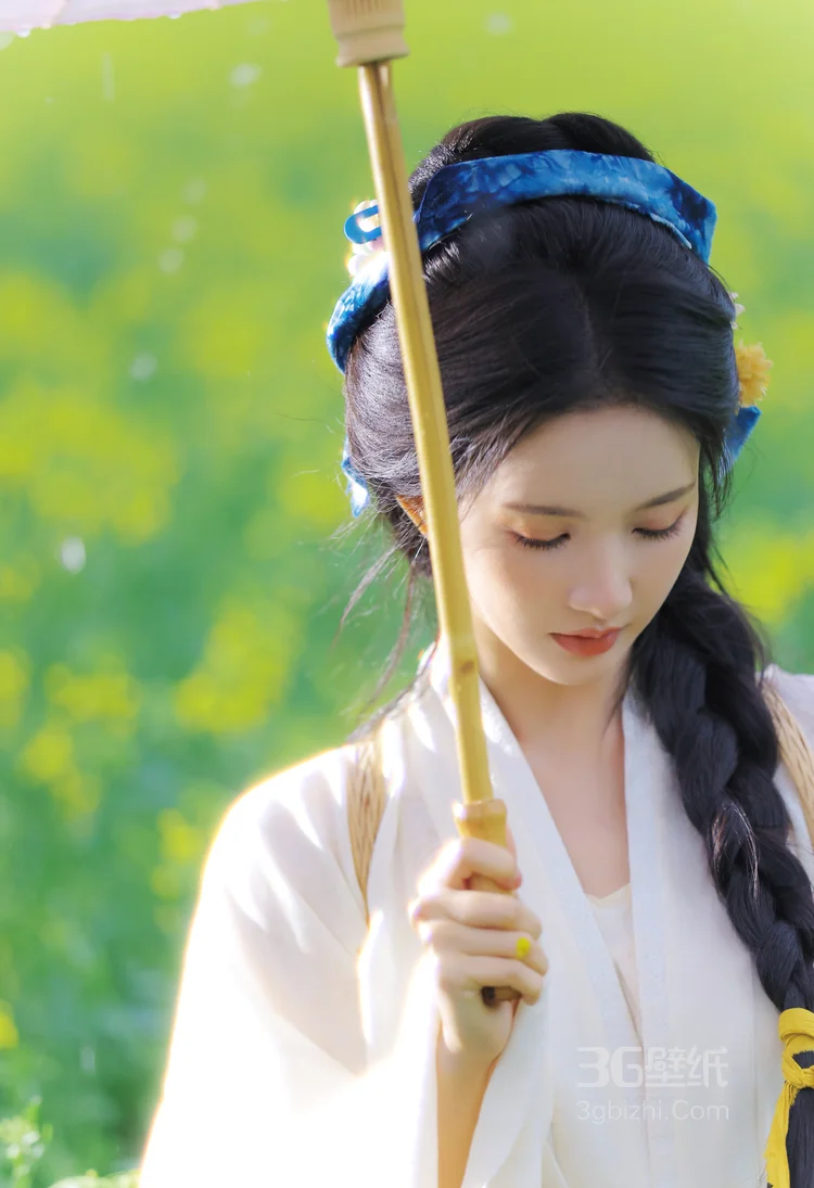 刘些宁身着白色襦衫，下裙蓝白扎染古典汉服穿搭田园风清新雅致户外油菜花田超高清写真7