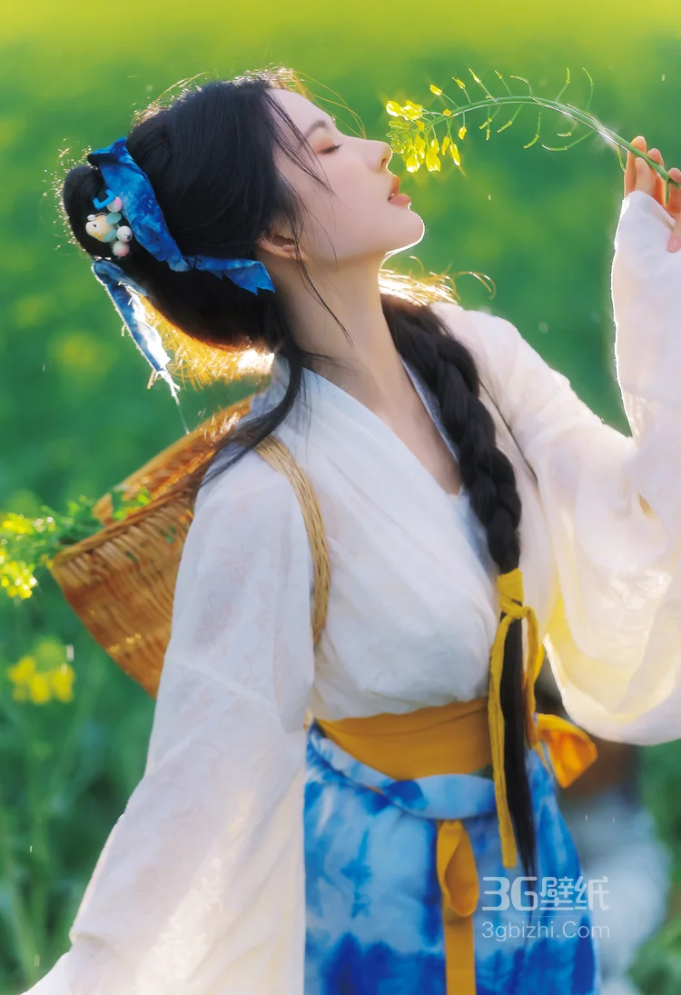 刘些宁身着白色襦衫，下裙蓝白扎染古典汉服穿搭田园风清新雅致户外油菜花田超高清写真4