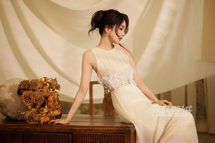 杨幂米白色无袖连衣裙，搭配精致装饰，凸显细节之美，尽显优雅气质写真套图12