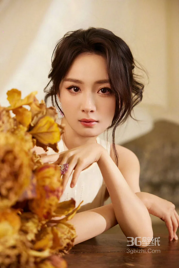 杨幂米白色无袖连衣裙，搭配精致装饰，凸显细节之美，尽显优雅气质写真套图6