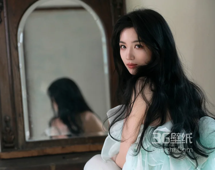  代露娃一袭淡蓝色露肩长裙，甜美与优雅的荷叶边设计，与斑驳背景墙面，尽显复古温婉气质6