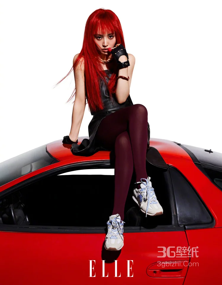 田曦薇红发夺目，身着无袖连衣裙个性俏皮冷艳写真，展现甜妹的另外一面12