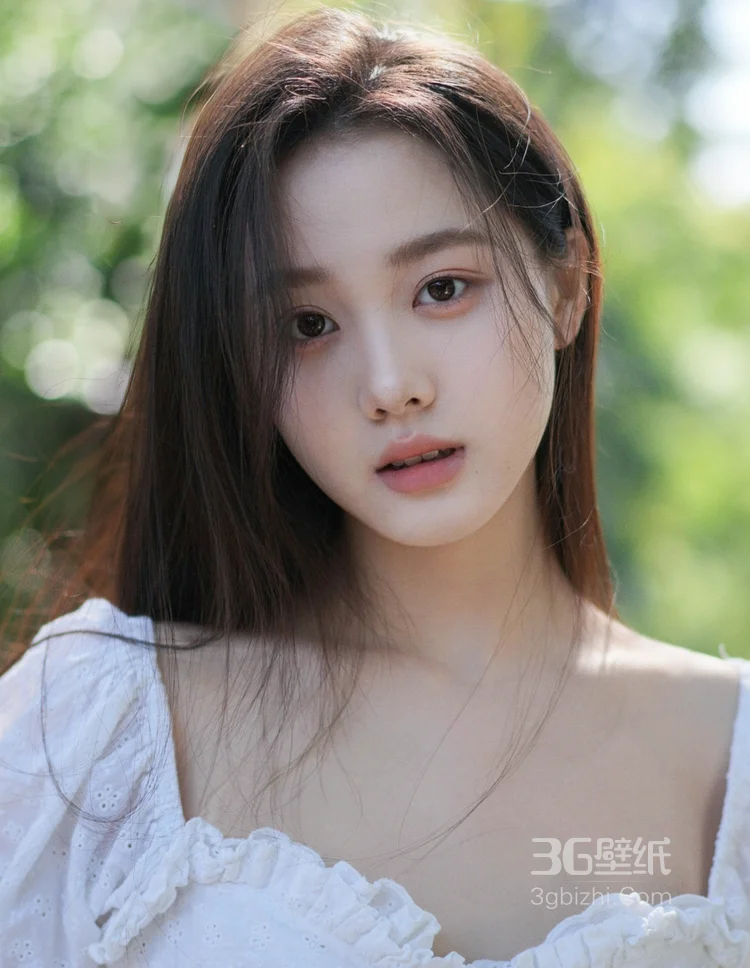 美女李瑜白色露肩连衣裙温婉甜美写真，感受春天到夏天之间的温暖12