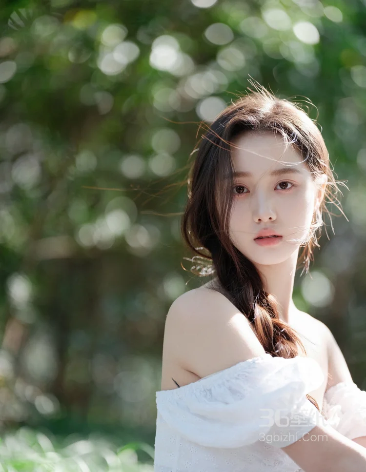 美女李瑜白色露肩连衣裙温婉甜美写真，感受春天到夏天之间的温暖3