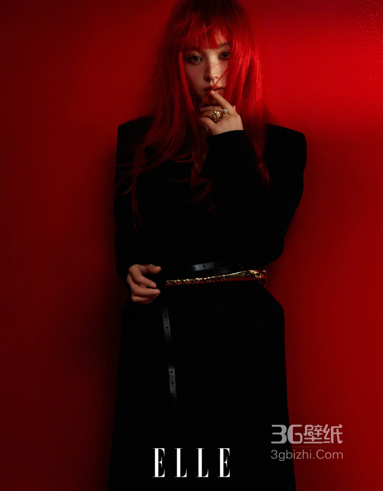 田曦薇红发夺目，身着无袖连衣裙个性俏皮冷艳写真，展现甜妹的另外一面6