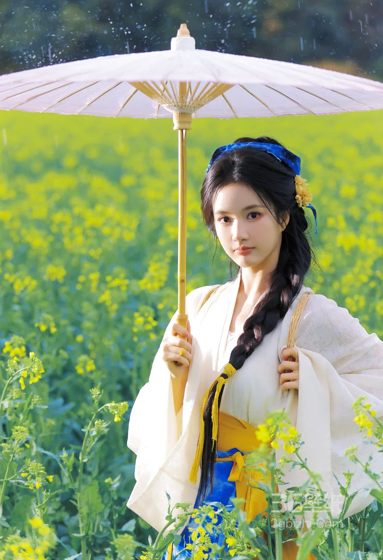 刘些宁身着白色襦衫，下裙蓝白扎染古典汉服穿搭田园风清新雅致户外油菜花田超高清写真3