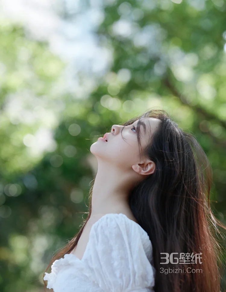 美女李瑜白色露肩连衣裙温婉甜美写真，感受春天到夏天之间的温暖11