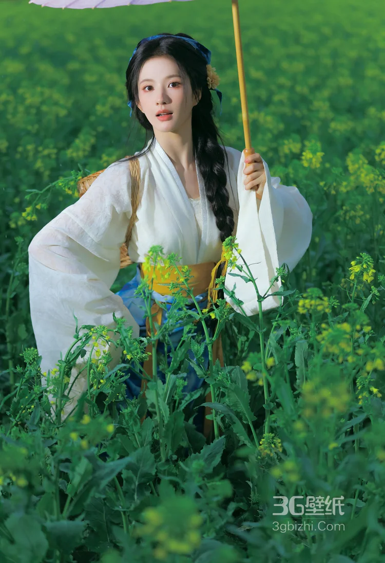 刘些宁身着白色襦衫，下裙蓝白扎染古典汉服穿搭田园风清新雅致户外油菜花田超高清写真2