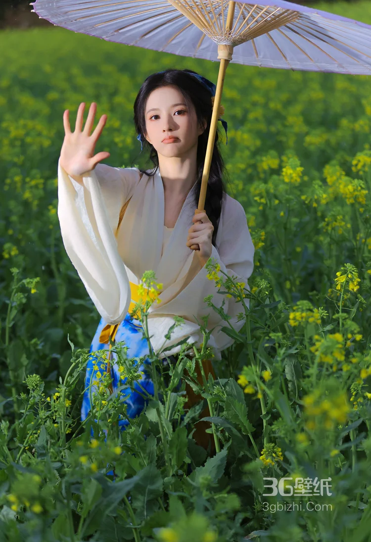 刘些宁身着白色襦衫，下裙蓝白扎染古典汉服穿搭田园风清新雅致户外油菜花田超高清写真8