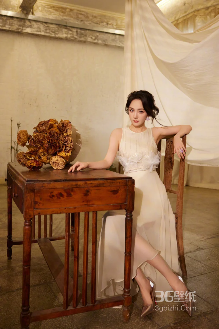 杨幂米白色无袖连衣裙，搭配精致装饰，凸显细节之美，尽显优雅气质写真套图14