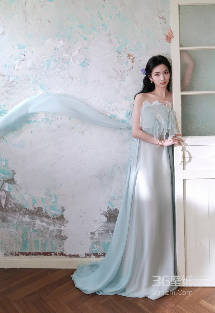  代露娃一袭淡蓝色露肩长裙，甜美与优雅的荷叶边设计，与斑驳背景墙面，尽显复古温婉气质3