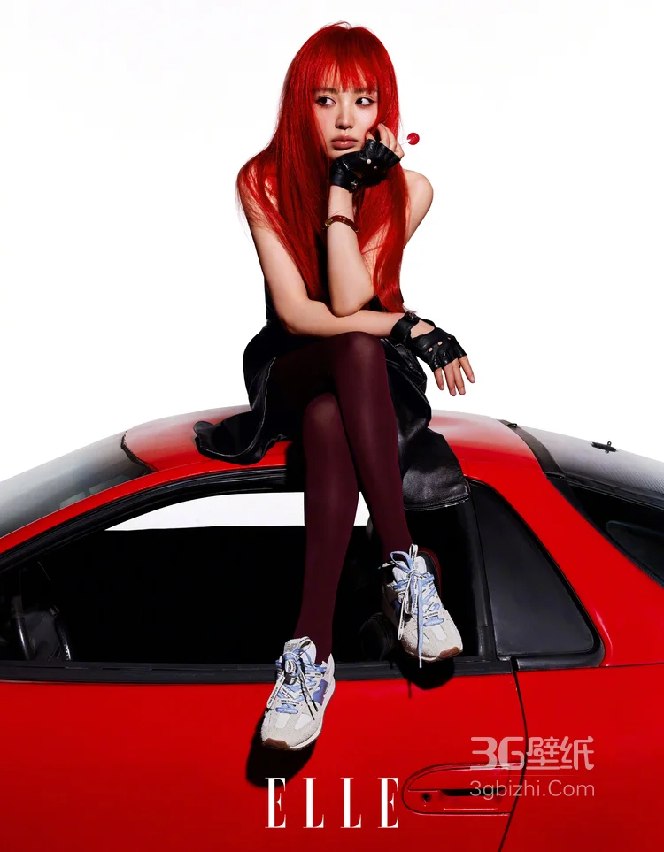 田曦薇红发夺目，身着无袖连衣裙个性俏皮冷艳写真，展现甜妹的另外一面13