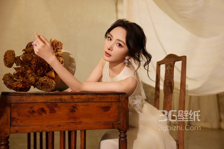 杨幂米白色无袖连衣裙，搭配精致装饰，凸显细节之美，尽显优雅气质写真套图5