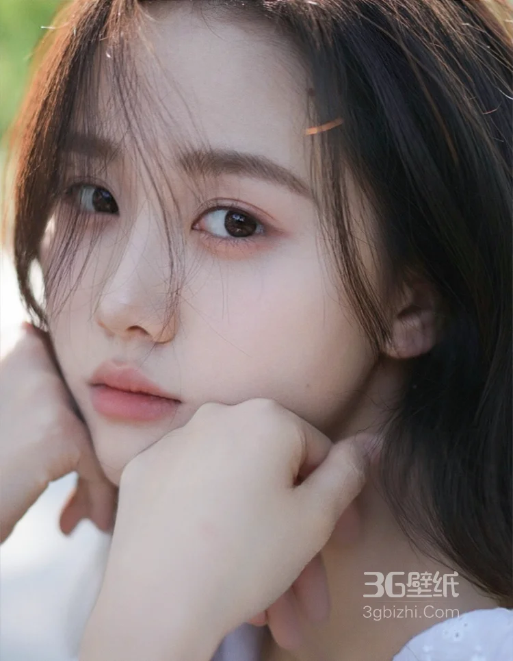 美女李瑜白色露肩连衣裙温婉甜美写真，感受春天到夏天之间的温暖13