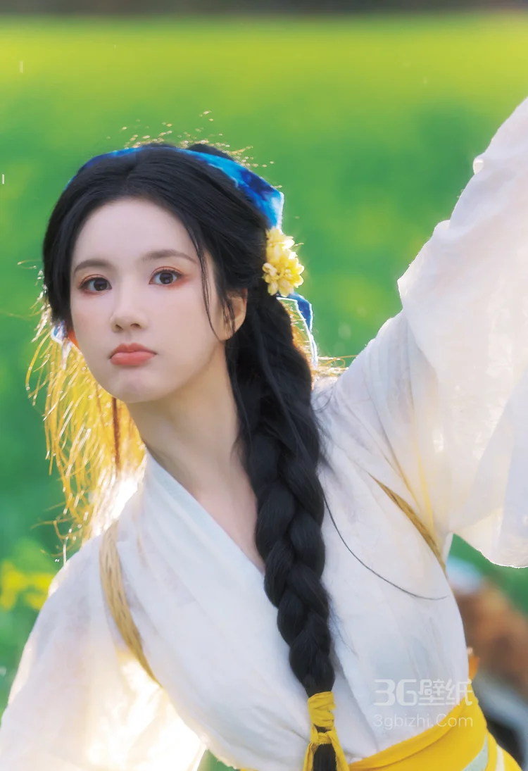 刘些宁身着白色襦衫，下裙蓝白扎染古典汉服穿搭田园风清新雅致户外油菜花田超高清写真5
