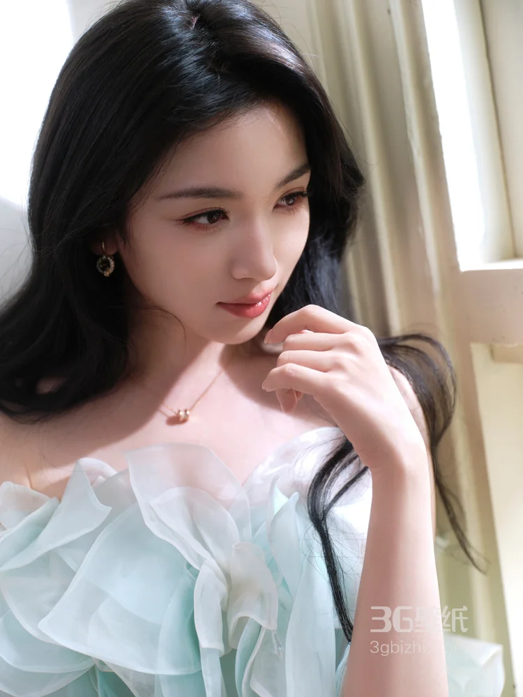  代露娃一袭淡蓝色露肩长裙，甜美与优雅的荷叶边设计，与斑驳背景墙面，尽显复古温婉气质7