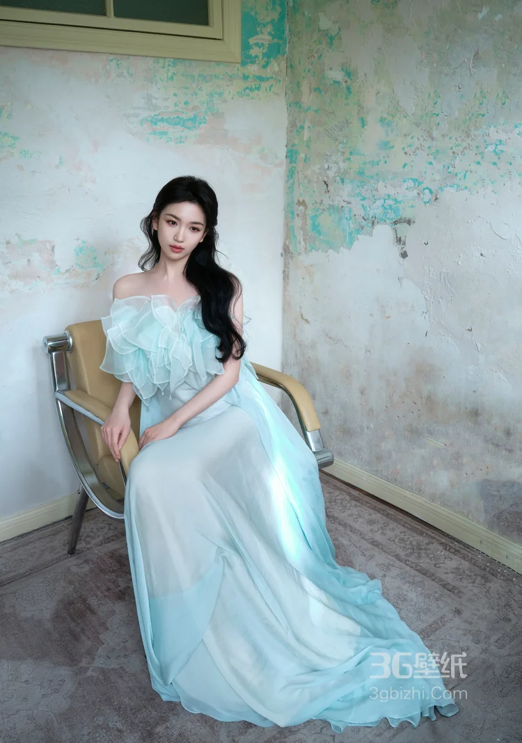  代露娃一袭淡蓝色露肩长裙，甜美与优雅的荷叶边设计，与斑驳背景墙面，尽显复古温婉气质9